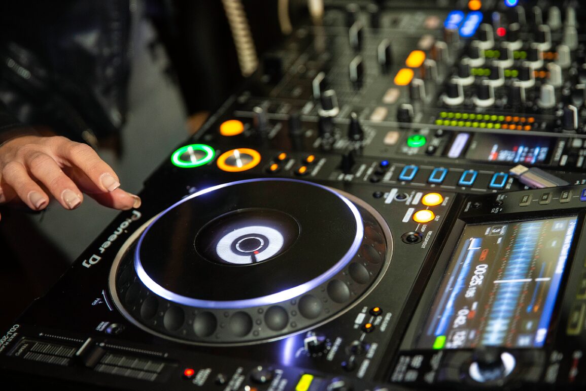 DJ turntable lrg