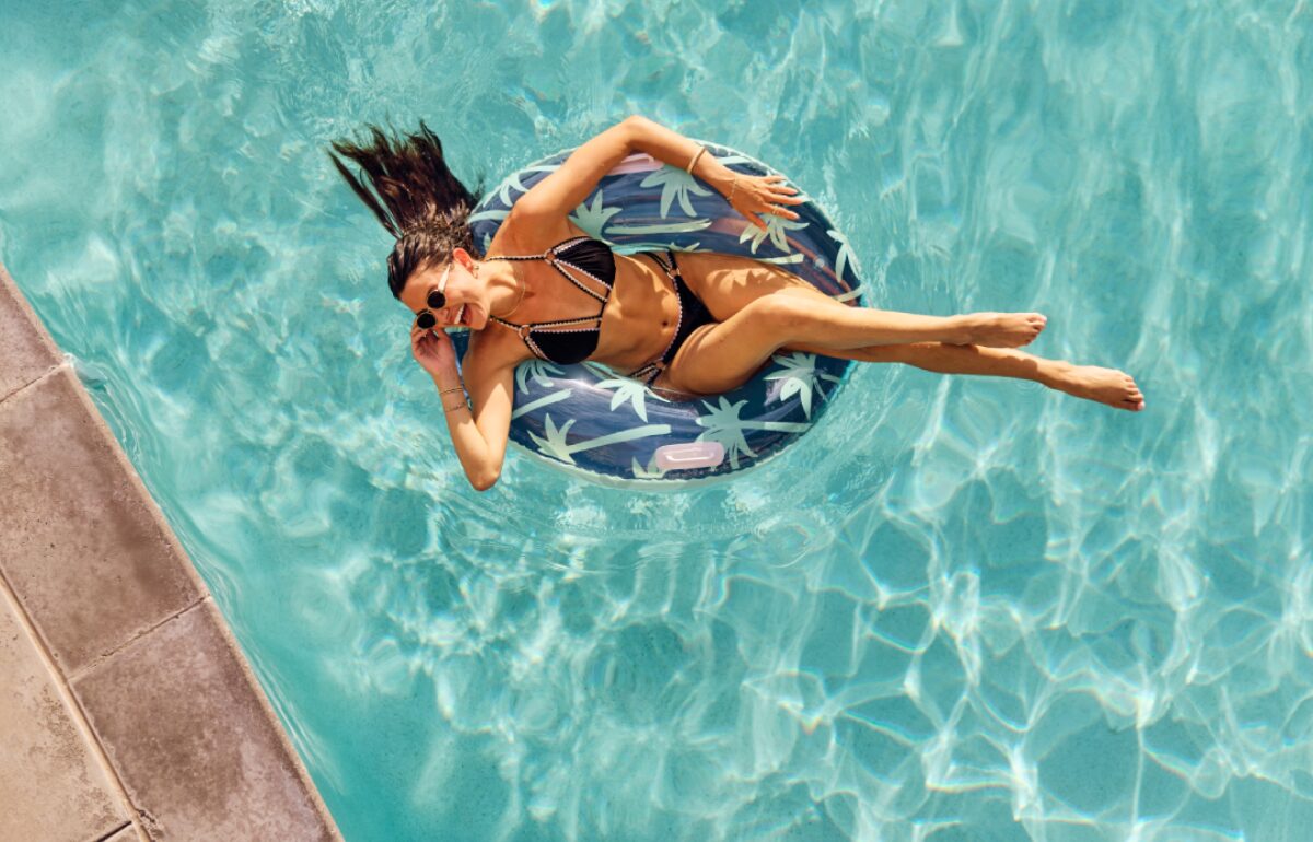 Pool Girl on Tube YDY5 Summer Splash LRG